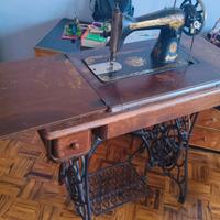 Macchina da cucire d'epoca Singer