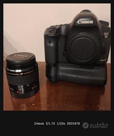 Canon 5d mark 3 con obiettivo. 