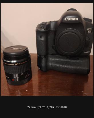 Canon 5d mark 3 con obiettivo. 