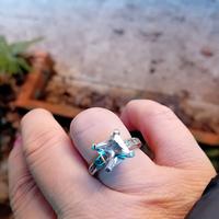 anello con grande Zircone 