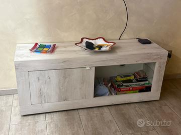 Set di mobili in legno bianco