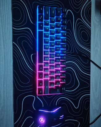 tastiera 60% meccanica e mouse LED