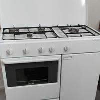 Cucina a gas con portabombola e valvole di sicurez