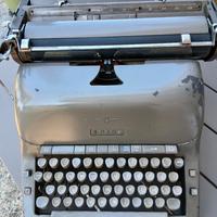 macchina da scrivere  Adler. 