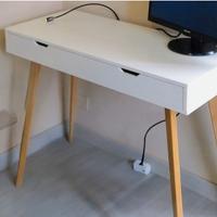 Scrivania e sedia ergonomica