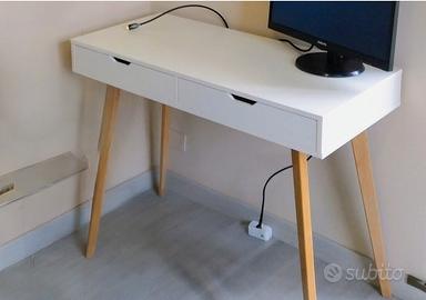 Scrivania e sedia ergonomica