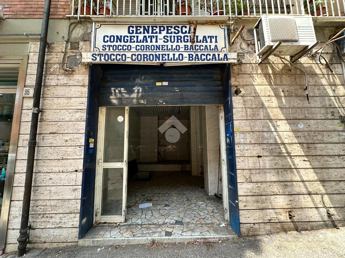 NEGOZIO A NAPOLI - Vista 3