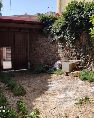 Rudere di casa indipendente a corte con giardino