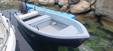 Barca a motore plastmare