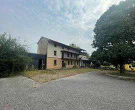Cassacco capannone 2 vani 1300 Mq