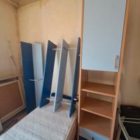 Letto singolo con mensole e libreria 