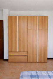 Armadio in legno grande con cassetti