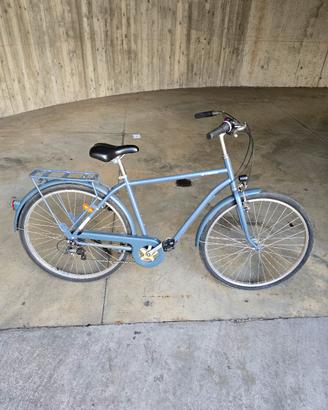 bicicletta casco catena e pompa