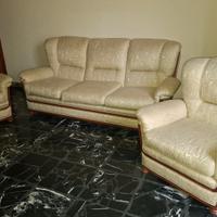 Divano tre posti con due poltrone