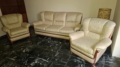 Divano tre posti con due poltrone