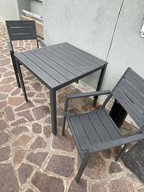 Tavolo e sedie da giardino