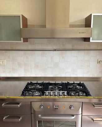 Cucina in acciaio completa di elettrodomestici