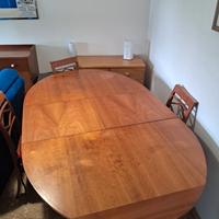 Tavolo ovale allungabile in legno + 4 sedie 