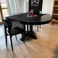 Tavolo in legno allungabile e 2 sedie 
