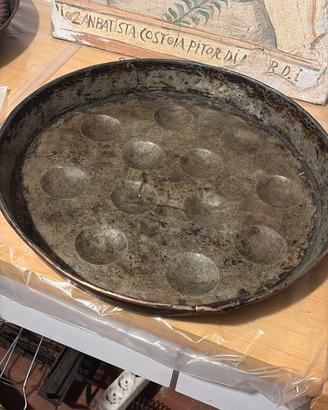 Antica padella francese in rame per uova