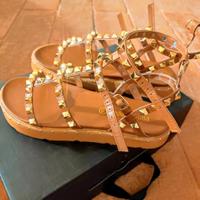 sandali bassi con borchiette 