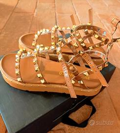 sandali bassi con borchiette 