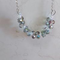 Collana con cristalli.