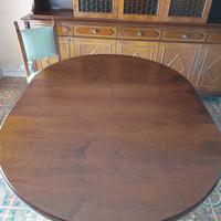 Armadio  Camera letto tavolo soggiorno con sedie.