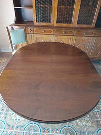 Armadio  Camera letto tavolo soggiorno con sedie.