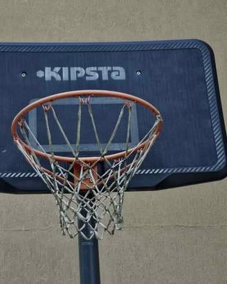 Canestro da basket esterno.