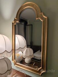Specchio con cornice dorata