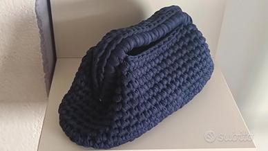 borsa fatta tutta a mano in fettuccia.