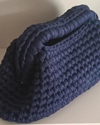 borsa fatta tutta a mano in fettuccia.