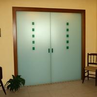 Porta scorrevole vetro satinato cornice ciliegio