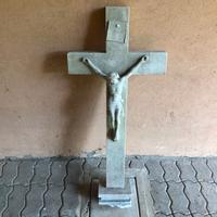 Croce in marmo con Cristo lavorato a mano