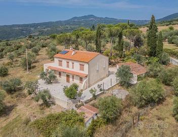 Proprietà ben curata con splendida vista su Roccas