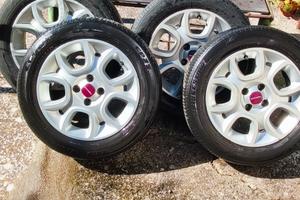 4  cerchi in lega originali  con pneumatici al 30%