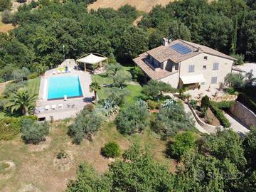 Rustico / Casale di 850 m² con più di 5 locali e b