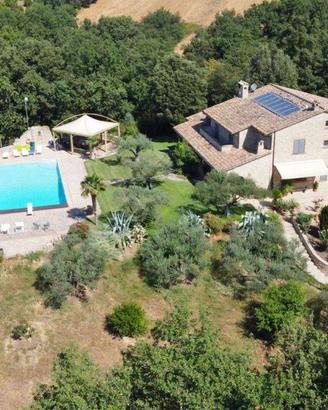 Rustico / Casale di 850 m² con più di 5 locali e b