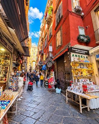 2 LOCALI A NAPOLI