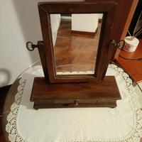 Specchio con portagioie o trucco antico in legno. 