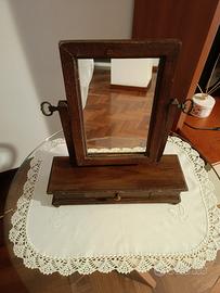 Specchio con portagioie o trucco antico in legno. 