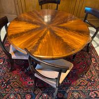 Tavolo in legno con quattro sedie