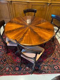 Tavolo in legno con quattro sedie