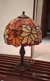 Lampada da tavolo in stile Tiffany 
