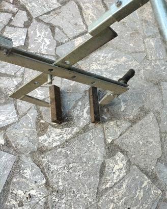 Pinza per posa Giglioni in Cemento