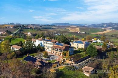 Villa di 5700 m² con più di 5 locali e box auto do