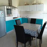 cucina(anche lineare) con tavolo e sedie