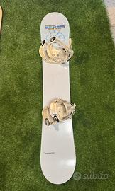 Tavola snowboard conoleta di attacchi e scarponi