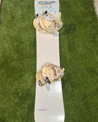 Tavola snowboard conoleta di attacchi e scarponi